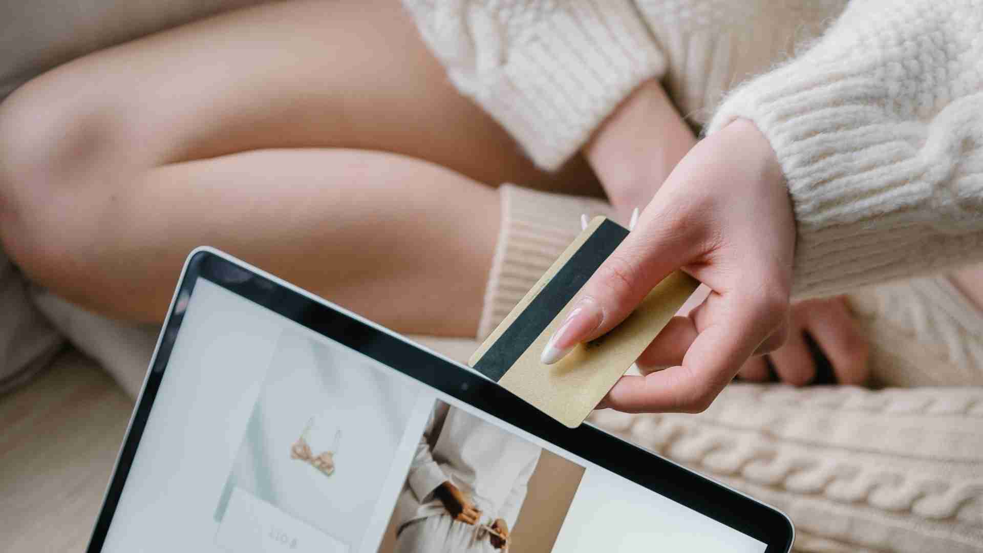 여성이 모바일 앱에서 쇼핑하는 일러스트, 테라그로스 구글 광고가 적시에 제품을 추천함