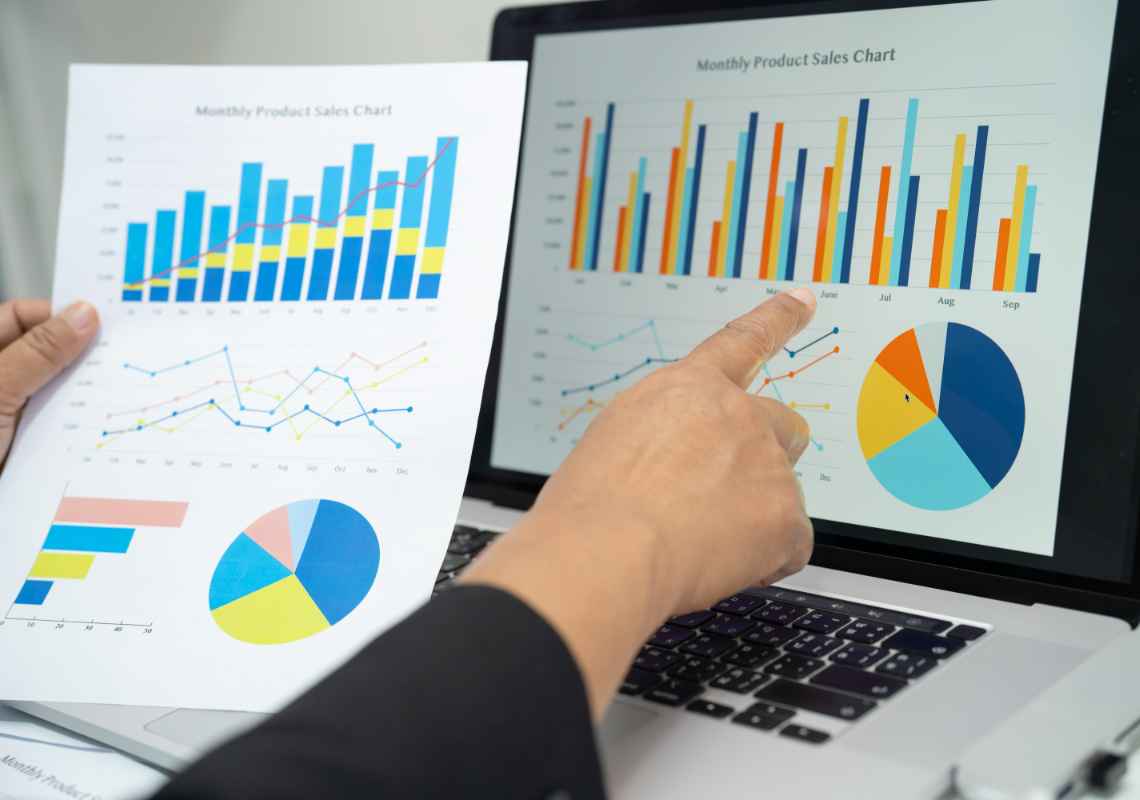 타겟에 정확하게 맞춘 구글 광고 비용과 그에 따른 성과 추이를 나타는 그래프 설정을 나태낸 그림 맥북과 모니터를 가르킨 손가락이 있다 구글 광고Google Ads에서 광고를 실행하면 광고의 타겟팅 방법, 광고 게재 대상 및 광고의 유형에 따라 웹에서 다양한 위치에 광고가 게재 위치를 알려주는 그림