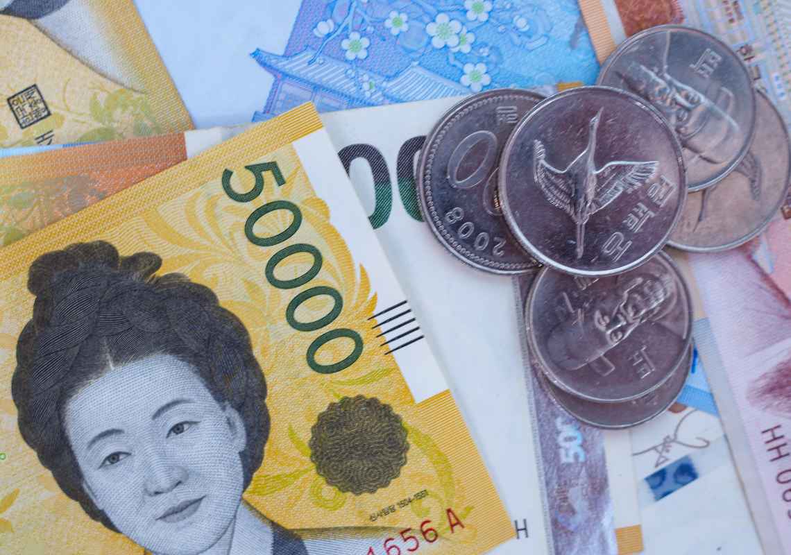 구글 광고 비용에 대한 예시로 한국 원화들이 놓여져 있다 구글 광고Google Ads에서 광고를 실행하면 광고의 타겟팅 방법, 광고 게재 대상 및 광고의 유형에 따라 웹에서 다양한 위치에 광고가 게재 위치를 알려주는 그림