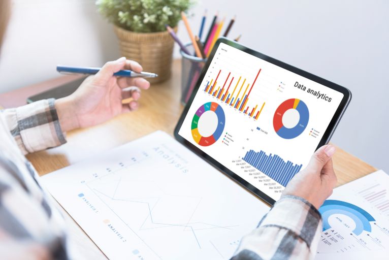 성장 그래프 - 구글 광고 캠페인을 통해 매출 성장과 ROI 향상을 시각적으로 표현